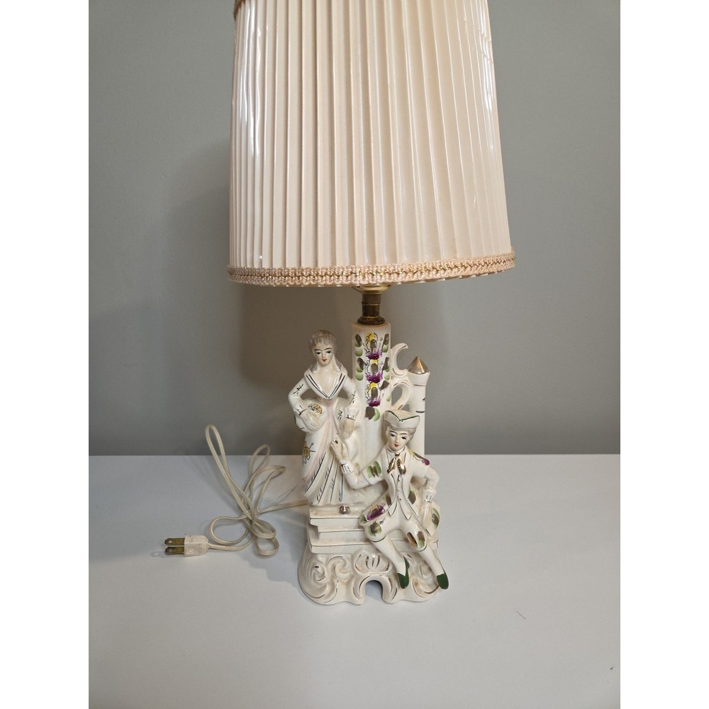 Vintage Porcelain Colonial Couple Table Lamp Mid Century‎ Hand Painted Gold Trim